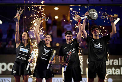 Gemma Triay, Delfina Brea, Agustín Tapia y Arturo Coello posan con sus trofeos en el pódium delTarragona Premier Padel P1 2025.