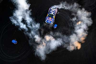 İrlandalı Conor Shanahan, 21 Kasım 2021'de Kuzey İrlanda'nın Belfast kentinde Red Bull Car Park Drift sırasında performans sergiliyor.