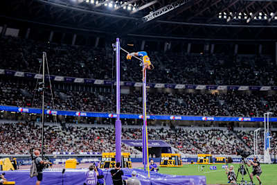 Armand Duplantis, 15 Eylül 2025'te Japonya'nın Tokyo kentinde düzenlenen 2025 Dünya Atletizm Şampiyonası'nda erkekler sırıkla atlamada 6.30 metre ile dünya rekorunu kırdı.