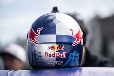 Špeciálna prilba pre Red Bull Building Drop In Sandra Diasa.