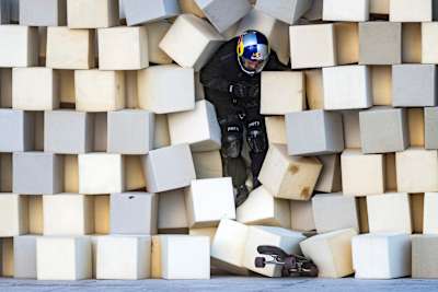 O lendário skatista Sandro Dias atravessa uma parede de cubos de espuma durante a ousada Red Bull Building Drop em Porto Alegre, Brasil, em 24 de setembro de 2025