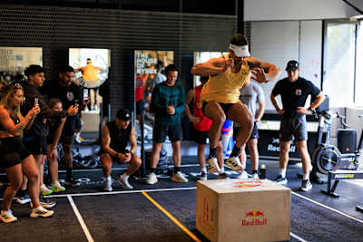 Atleta HYROX saltando sobre una caja para prepararse para una carrera comprometida 
