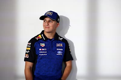 En 2026, Isack Hadjar porte son polo Oracle Red Bull Racing à Michigan Central Station à Detroit, États-Unis.