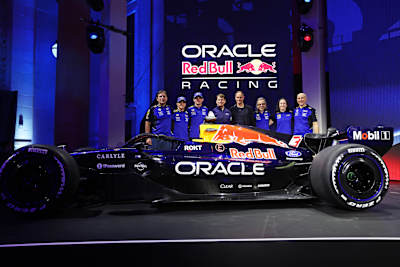 Na Michigan Central Station, a Oracle Red Bull Racing lança seu uniforme de Fórmula 1 2026 em Detroit com Pierre Waché, Max Verstappen, Isack Hadjar, Alisha Palmowski e Laurent Mekies