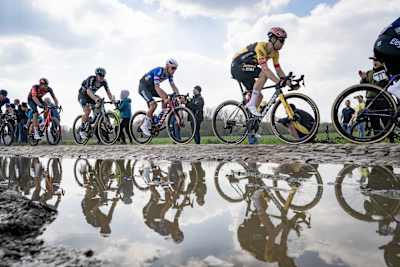 Wout van Aert in sella sul pavé della 120ª Parigi-Roubaix 2023.