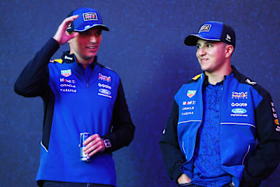 Max Verstappen und Isack Hadjar stehen bei der Saisoneröffnung 2026 von Red Bull Racing im Michigan Central Station in Detroit auf der Bühne.