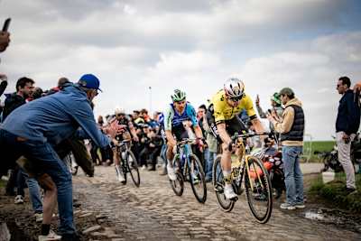 Wout Van Aert von Visma Lease a Bike rast bei der Paris-Roubaix 2025 über das Kopfsteinpflaster.