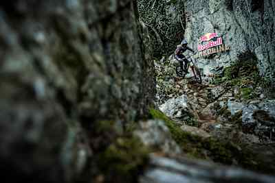 Dan Booker fährt mit dem MTB durch den Steingarten bei Red Bull Hardline in Wales.