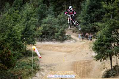 Gracey Hemstreet bei einem Sprung bei der Red Bull Hardline 2025 im Maydena Bike Park in Tasmanien.