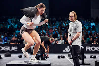 La atleta de fitness funcional Laura Horváth durante un entrenamiento en las finales del Wolrd Fitness Project 