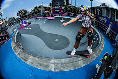 A atleta olímpica Sky Brown manobra no bowl no STU Pro Tour no Rio de Janeiro, Brasil, mostrando a ação destemida do skate em novembro de 2025