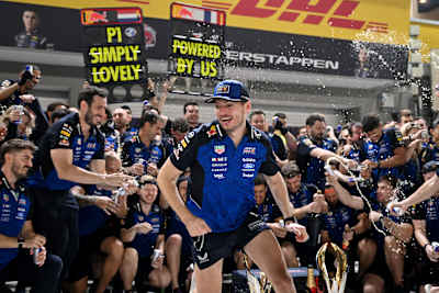 El ganador de la carrera, Max Verstappen, de Oracle Red Bull Racing, celebra su victoria en el Gran Premio de Fórmula 1 de Singapur, celebrado en el circuito urbano de Marina Bay.