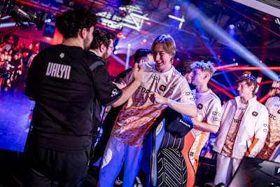 Les participants de G2 Esports et FNATIC, dont Chronicle, partagent un moment animé lors du Red Bull Home Ground 2024 à Berlin, en Allemagne, le 21 novembre 2024.