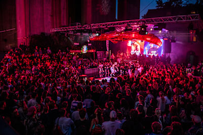 Publiken fyller lokalen medan dansarna tävlar under starkt rött ljus vid den nationella finalen i Red Bull Dance Your Style i Stockholm, Sverige, den 28 augusti 2026