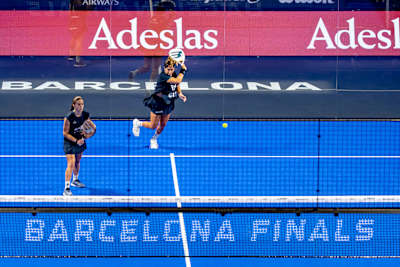 Bea González und Claudia Fernández treten am 12. Dezember 2025 bei den Qatar Airways Premier Padel Finals in Barcelona, Spanien, gegeneinander an.