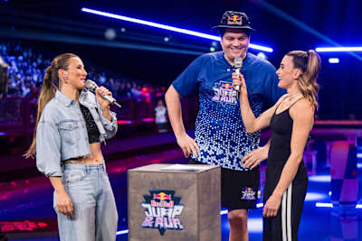 Noway4u unterhält sich am 29. Mai 2025 beim Red Bull Jump & Run in Köln mit Janine Michaelsen und Imke Salander