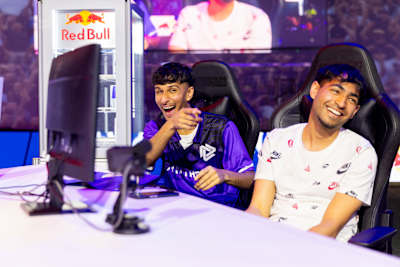 Los participantes se echan unas risas en las estaciones de juego durante la Red Bull Wings Cup 2026 en Johannesburgo, Sudáfrica.