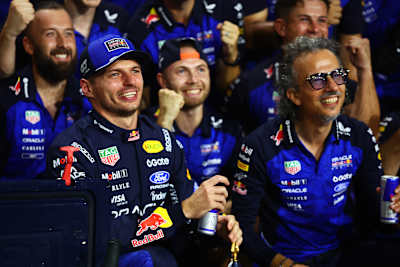 Max Verstappen célèbre sa victoire au Grand Prix de Bahreïn 2026 avec Laurent Mekies et l’équipe Oracle Red Bull Racing sur le circuit de Sepang, en Malaisie.