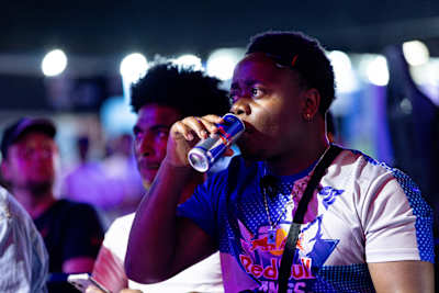 Um jogador toma um Red Bull durante a Red Bull Wings Cup 2026 em Joanesburgo, na África do Sul.