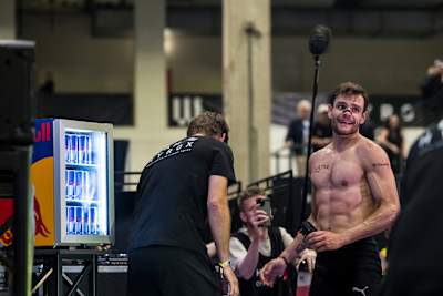 Tim Wenisch holt nach seinem Wettkampf im Herren-Elite-15 bei der HYROX-Weltmeisterschaft 2025 in Chicago, USA, kurz Luft.