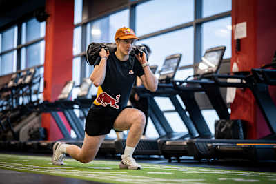 Simona Kuchyňková predvádza svoju silu v posilňovni v Bratislave na Slovensku.