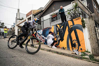 Tomáš Slavík in action at Red Bull Cerro Abajo 2025 in Valparaiso, Chile. 