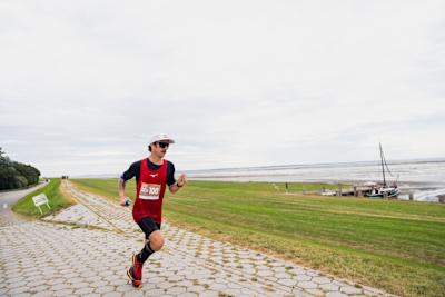 Florian Neuschwander pushes the pace during the adventurous Red Bull Wattlauf 2025. 