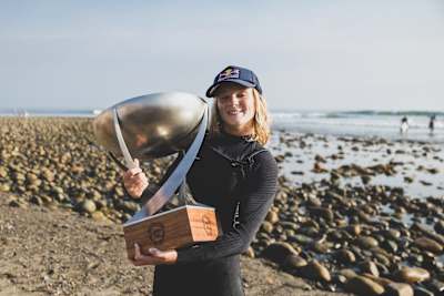 On September 6, 2024, Red Bull athlete Caity Simmers lifts the WSL Women’s World Title trophy at Trestles Beach.