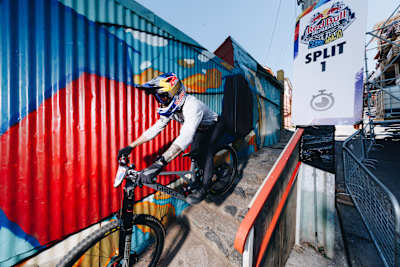 Tomáš Slavík speeds through a vibrant street section at Red Bull Valparaíso Cerro Abajo 2026 in Valparaíso, Chile. 