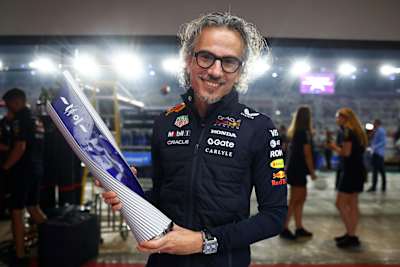 Laurent Mekies, šef tima Oracle Red Bull Racinga, slavi s trofejom nakon Velike nagrade Katara na međunarodnoj stazi Lusail 30. novembra 2025. godine