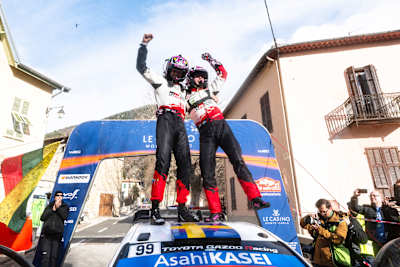 Oliver Solberg und Elliott Edmondson von TOYOTA GAZOO RACING WRT feiern die Sieg bei der WRC in Monte Carlo, 2026.