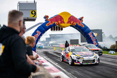 Conor Shanahan und Pontus Hartman heizen in Runde 3 der Drift Masters 2025 in Alahärmä, Finnland, unter dem legendären Red Bull Torbogen über die Strecke