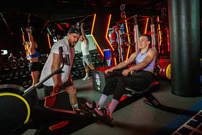 Die Teilnehmer:innen absolvieren beim Red Bull Gym Clash 2025 in Salzburg, Österreich ein intensives Training.