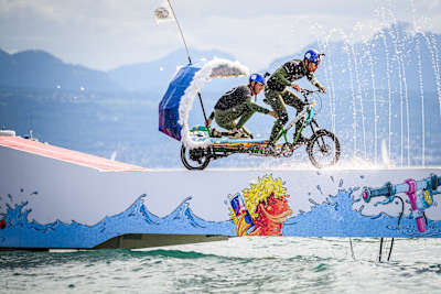 Tím Point Break a la Alaia vystupuje počas pretekov Red Bull Tandem Splash v Lausanne vo Švajčiarsku 14. septembra 2025.