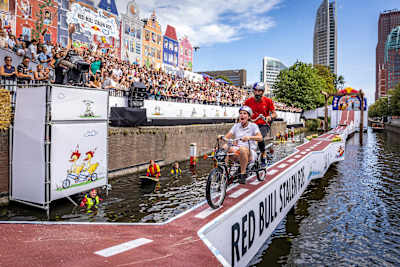 Suske a Wiske počas Red Bull Stalen Ros 2024 v Haagu v Holandsku 7. septembra 2024