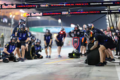 Tim mehaničara Oracle Red Bull Racinga spreman za zaustavljanje  u boksu tokom drugog dana testiranja u Bahreinu 12. februara 2026. godine