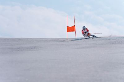 Franjo von Allmen fährt am 19. August 2025 im Red Bull Trainingslager in Zermatt, Schweiz, durch die Tore und zeigt Präzision und Intensität auf der Piste.