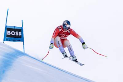 Franjo von Allmen segelt während der Abfahrt von Kitzbühel in Österreich am 22. Januar 2025 durch den Red Bull-Bogen und fängt damit in der Saison 2024-2025 pures alpines Renn-Adrenalin ein.