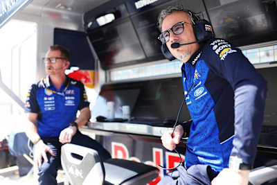 Richard Wolverson, Jefe de Operaciones de Carrera, y Laurent Mekies, Director de Equipo, durante los entrenamientos de F1 en Baréin el 19 de febrero de 2026.