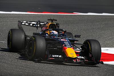 Le Néerlandais Max Verstappen conduit la (3) Oracle Red Bull Racing RB22 Red Bull Ford lors de la deuxième journée des essais de F1 sur le circuit international de Bahreïn, le 19 février 2026.