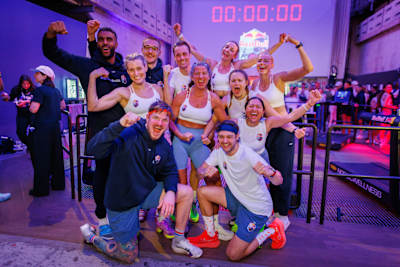 Det vinnande teamet tar en triumferande pose på Red Bull 24 Hours 2026 i Stockholm, Sverige, och fångar den höga energin i denna episka uthållighetsutmaning