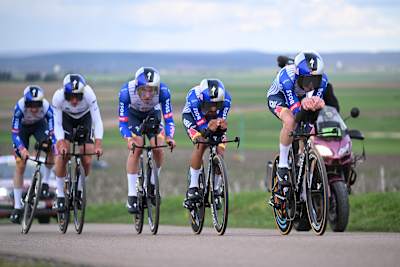 Daniel Felipe Martínez führt Red Bull BORA hansgrohe beim elektrisierenden 84. Paris Nizza 2026 Etappe 3 Mannschaftszeitfahren in Pouilly sur Loire, Frankreich, an