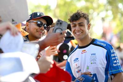 Arvid Lindblad posa para un selfie con un aficionado en el Paseo de Melbourne antes del Gran Premio de F1 de Australia en el Circuito del Gran Premio de Albert Park el 08 de marzo de 2026.