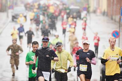 La triatleta Camilla Pedersen se adelanta en el Wings for Life World Run 2024 en Dinamarca.