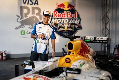 Le pilote F1 Arvid Lindblad vu au Red Bull Moto Jam à New Delhi, en Inde, le 1er mars 2026.   