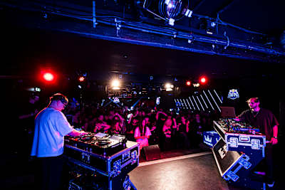 Das DJ-Battle-Setup beim Red Bull Turn It Up Qualifier im U4 