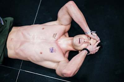 Jan Lindmaier liegt nach einer zermürbenden Herausforderung bei einem HYROX-Event in Wien, Österreich, im Februar 2026 erschöpft auf dem Boden.