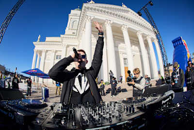 Elektronisen musiikin legenda Darude lämmitti yleisöä ennen kilpailua.