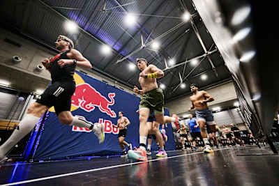Athleten, darunter Timo Zeilinger, beim HYROX-Event in Wien, Österreich, im Februar 2026.