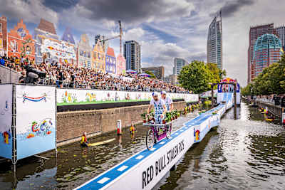 Účastníci balansujú na kreatívnych bicykloch nad vodou počas Red Bull Stalen Ros 2025 v holandskom Den Haagu.
